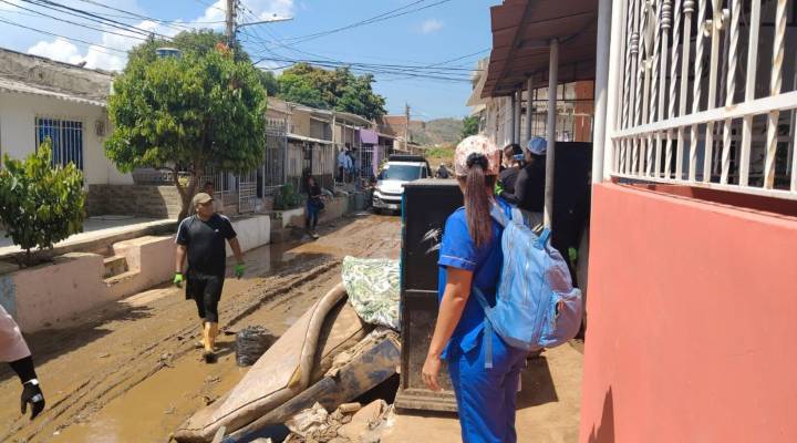 ‘Coletazo’ del huracán ‘Erín’ convirtió calles de Santa Marta en ríos de lodo