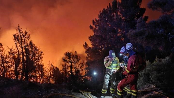Los incendios de Las Médulas y La Cabrera en León se juntan: así ataca la UME el fuego
