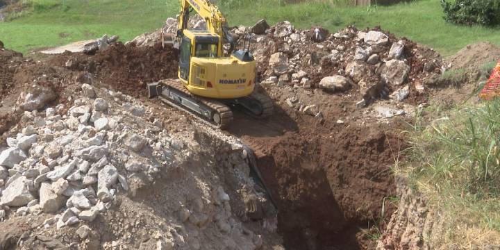 Crews working to fix sinkhole that opened in Battlefield neighborhood
