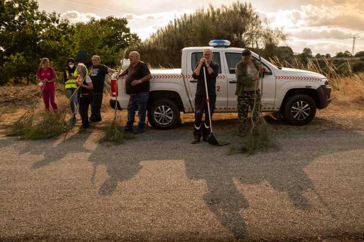 Inmigrantes africanos ayudan a salvar un pueblo gallego del fuego