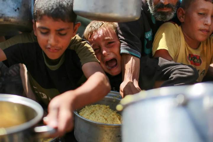 Arrecia Israel ofensiva contra la ciudad de Gaza y cientos de familias huyen a la costa