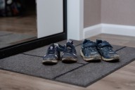 Por qué no dejar zapatos en la entrada o pasillos según el Feng Shui