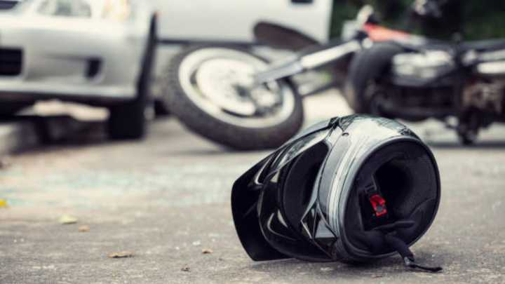 Motociclista provoca accidente y grupo lo protege con amenazas en Mosquera