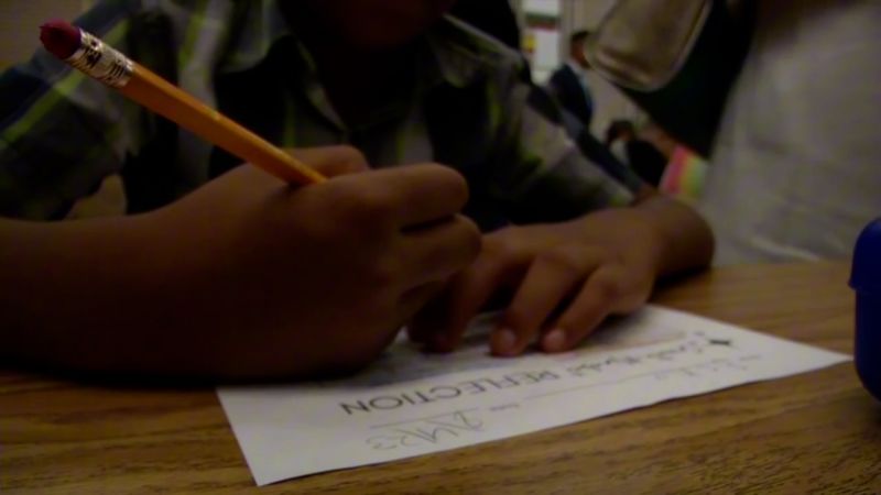 Así impactan las redadas de ICE en el comienzo de clases: sillas vacías, niños distraídos y padres en pánico