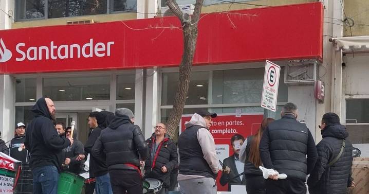 Protesta en el banco Santander: denuncian que peligra la «estabilidad laboral» en Cipolletti