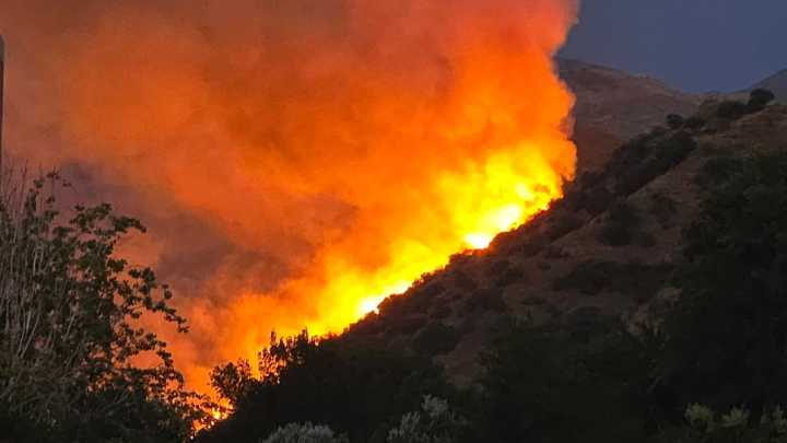 Fotos y vídeo del incendio entre Granada y Cenes de la Vega