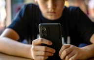 Poseer un smartphone antes de los 13 años está relacionado con deterioro de la salud mental, afirma estudio global