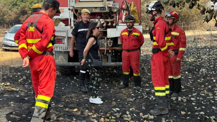 Margarita Robles visita un pueblo de Zamora que se salvó de las llamas y agradece a la UME su labor: "Se juegan la vida"