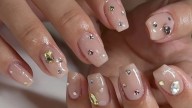 Uñas cortas con piedras: 5 estilos de manicure inspirado en los 90 que son divertidas y rejuvenecen las manos