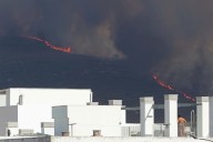 El fuego en Tarifa crece: obliga a evacuar a 2.000 personas de playa y hoteles