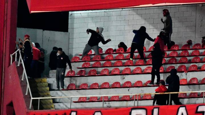 Por graves incidentes se suspendió Independiente vs. U de Chile