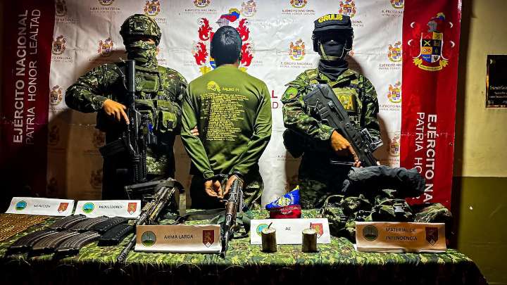 Conductor se salvó de ser secuestrado por las disidencias en Cauca; según el Ejército, tres delincuentes murieron incinerados