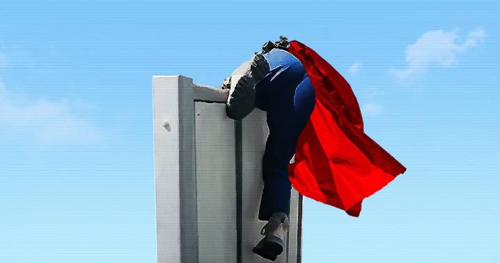 ICE Superman Dean Cain Struggles With Agency's Boot Camp Obstacle Course