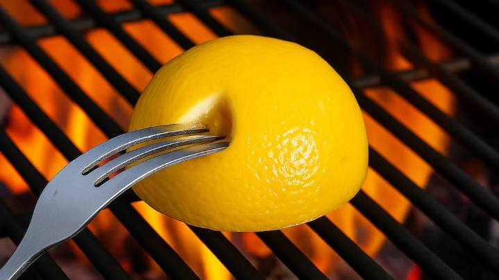 Un chef lo deja claro: para qué sirve frotar limones sobre la parrilla