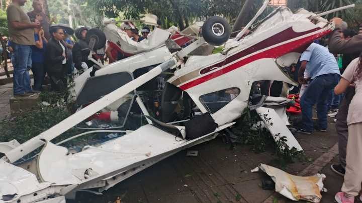 Dos heridos tras accidentarse una avioneta en un barrio de Medellín