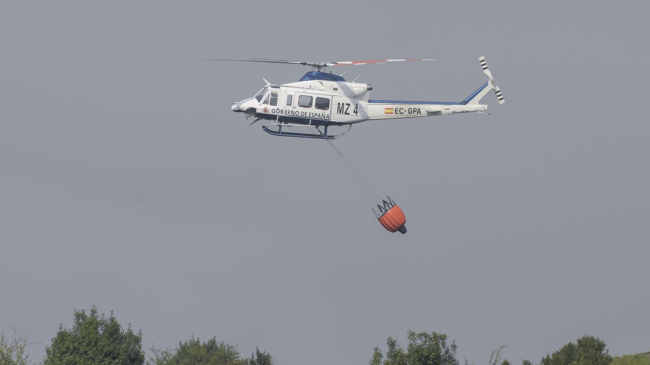 El viento complica la extinción de diez incendios activos en Asturias, que pide apoyo a la UME