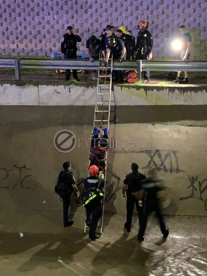 Rescatan a hombre lesionado tras caer a canal en la vialidad Los Nogales