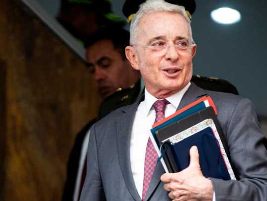 Libertad para Uribe: fallo judicial revoca su detención domiciliaria sin anular condena