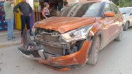 Solo daños en choque entre camioneta y autobús urbano en la colonia 20 de Noviembre
