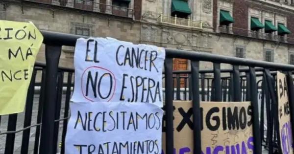 Pacientes con cáncer marchan en protesta por desabasto de medicamentos