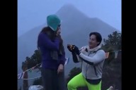 Video: Le pide matrimonio a su novia frente a volcán y hace erupción