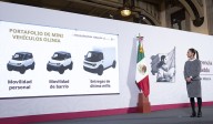 La presidenta Claudia Sheinbaum presenta el emblema del primer auto eléctrico 100% mexicano.