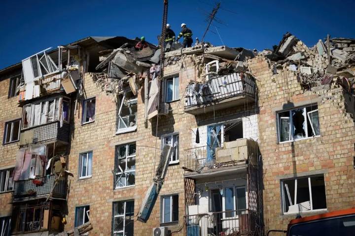 Ataque ruso con drones y misiles en Kiev mata a 18 personas; la UE acusa ataque directo a sus oficinas