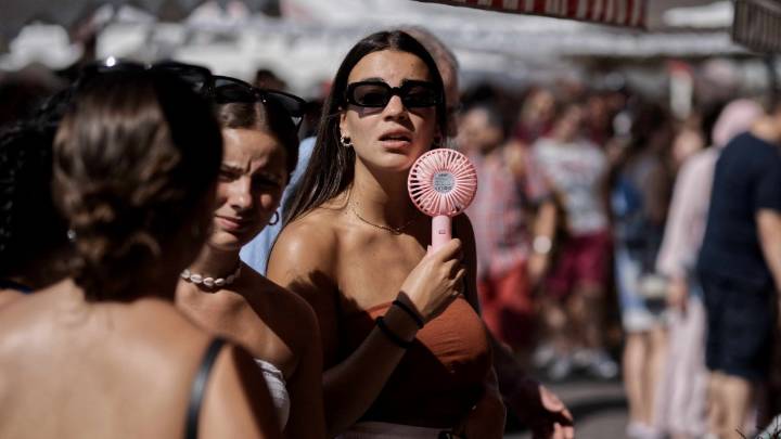 The hottest fashion accessory right now will make you super cool: mini portable fans