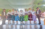 ¡Festejan abuelos su día bailando!