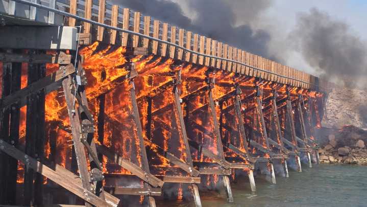 Route from Arizona to California now impassable after bridge fire