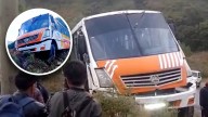 Se salvan de milagro. Más de 20 pasajeros quedan a punto de caer a barranca de 200 metros en Puebla