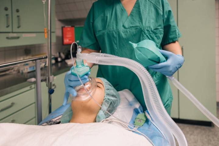 Trabajador de hospital gana $300,000 al año sin haber estudiado medicina