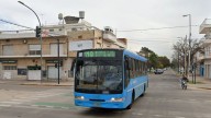 Investigan la denuncia de un ataque a balazos contra un colectivo de la línea 110