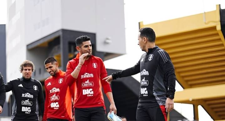 Carlos Zambrano entrenó con la selección peruana en cancha de Peñarol [VIDEO] Zaguero regresó de Alemania, donde resolvió algunos temas familiares, y este domingo fue la gran novedad en la práctica de