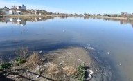 Los vecinos y comerciantes siguen preocupados por olores nauseabundos en la laguna por la contaminación de sus aguas