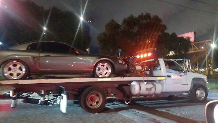 Aseguran vehículos de conductores que realizaban acrobacias en Plaza Tangamanga