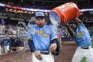 Brewers' extend winning streak to 14 games in extra innings win, setting franchise record