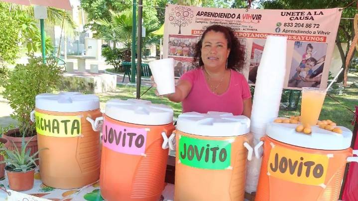 Venden aguas en el parque para llevar desayunos a pacientes de Tampico y sus familias: conoce la historia
