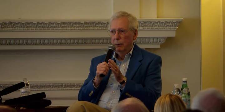 Sen. Mitch McConnell applauded at Pendennis Club as he recounts his career