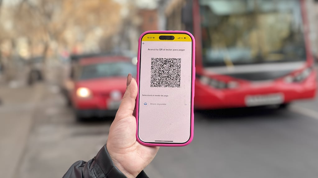 Ya se puede pagar el colectivo con QR desde Mercado Pago: cómo funciona