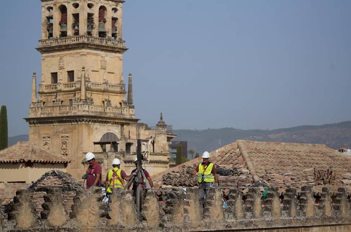 El arquitecto conservador de la Mezquita de Córdoba: “Lo que ardió realmente fue la cortina, por eso el fuego fue tan deprisa hacia arriba”