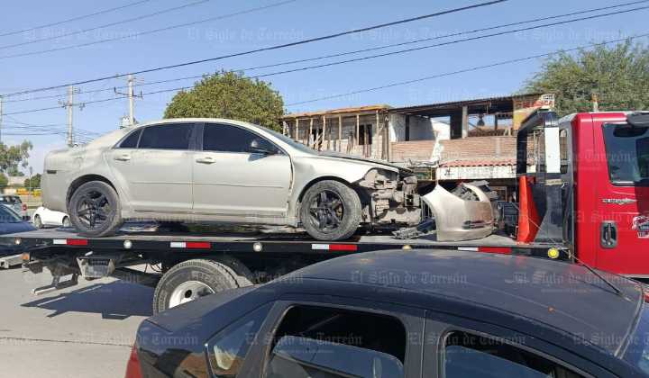 Tren impacta a automóvil que quiso ganarle el paso en Gómez Palacio