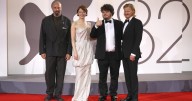 Para Yorgos Lanthimos su nueva película con Emma Stone, 'Bugonia', no es distopía, es real