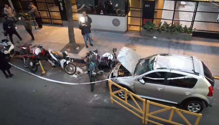 Por un desperfecto mecánico, un automovilista chocó a ocho motos y volcó
