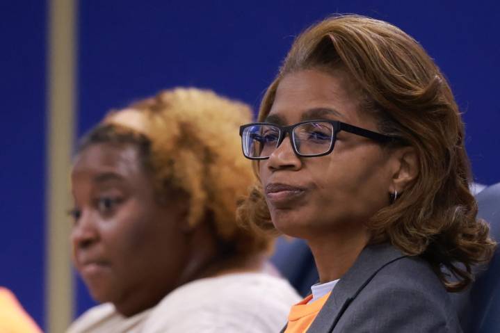 Divided Chicago school board hears plan for balancing budget