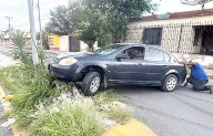 Esquiva a cafre e impacta un árbol