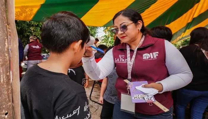 Jornada de salud del DIF de La Paz beneficia a estudiantes con certificados médicos