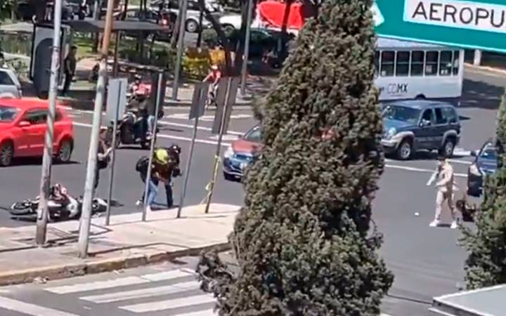 CDMX: Detienen a policía tras disparar y matar a motociclista en riña
