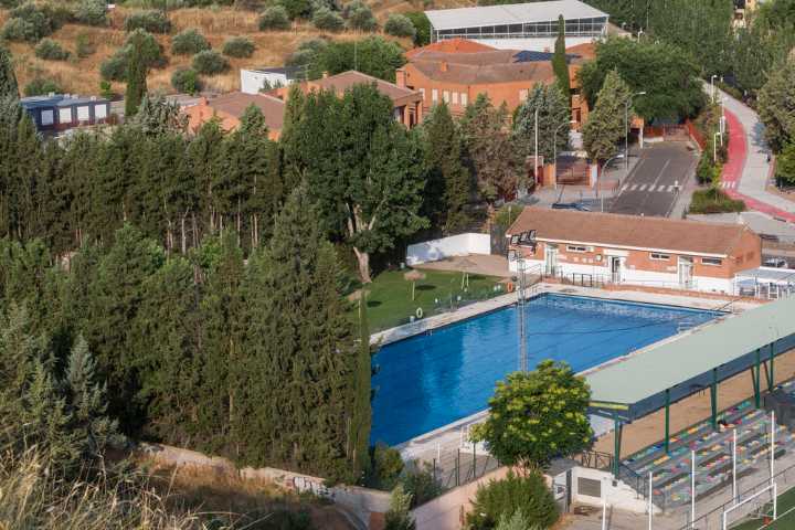 El PSOE pide bajar precios y alargar horarios en las piscinas