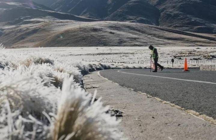 Por presencia de hielo interrumpen el tránsito vehicular en un tramo entre Tafí del Valle y Amaicha del Valle